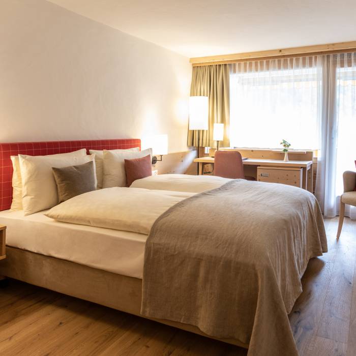 Doppelzimmer mit Queensize Bett im Hotel Gstaaderhof