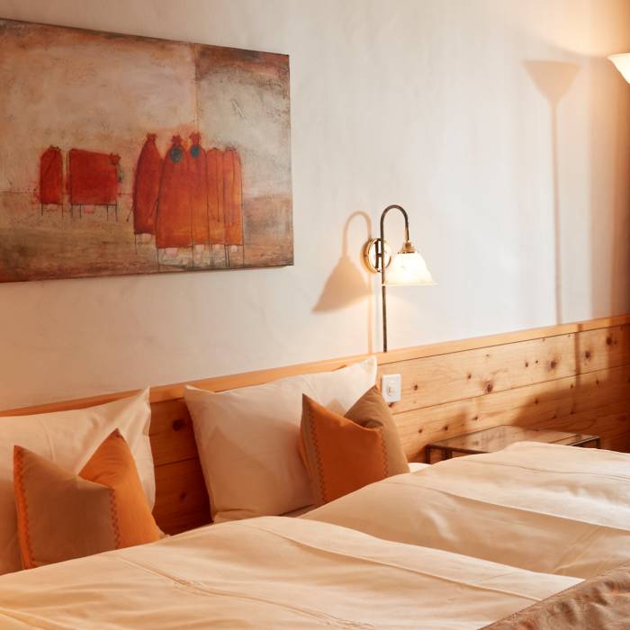 Doppelbett im Hotel Gstaaderhof