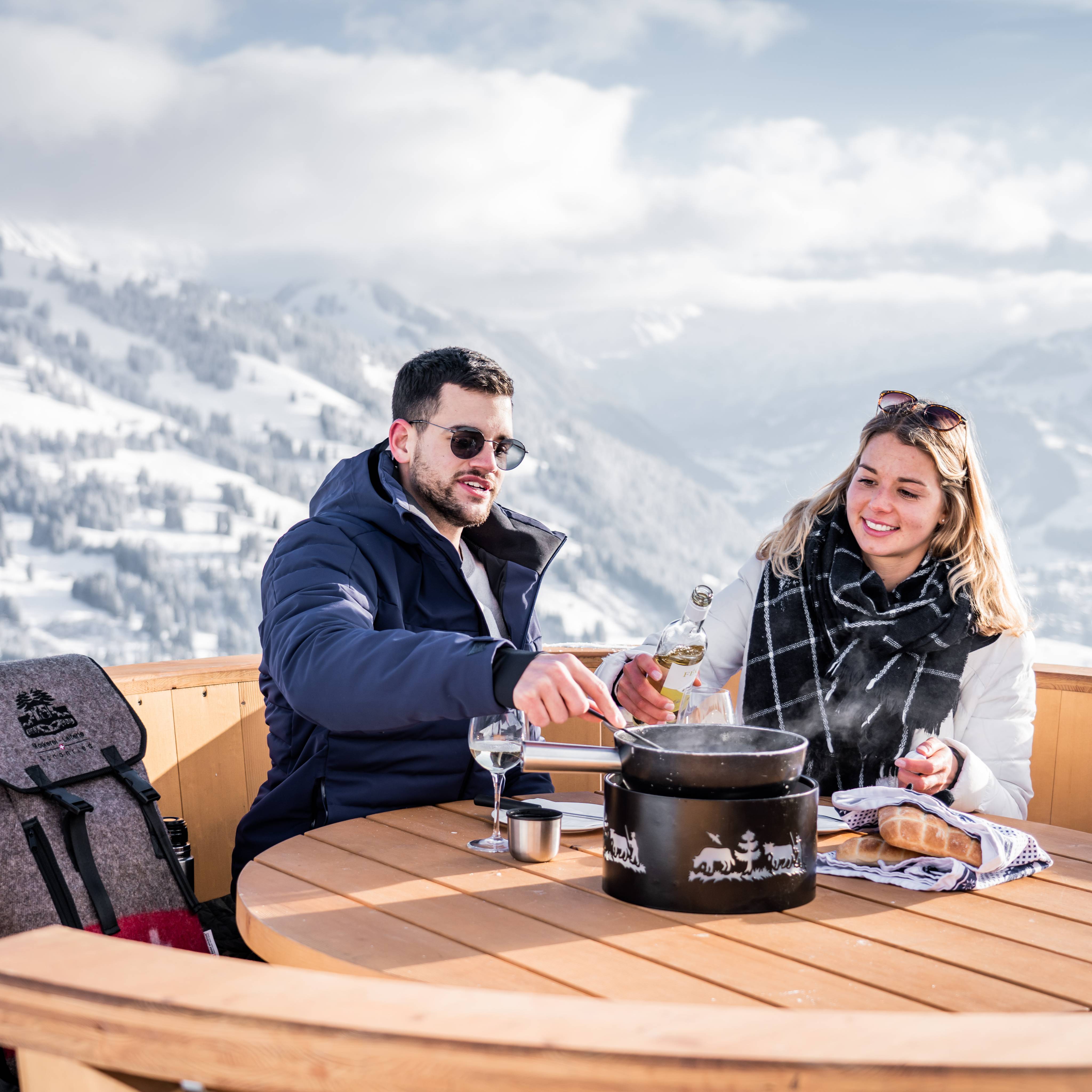 Paar auf Almhütte ist Käsefondue