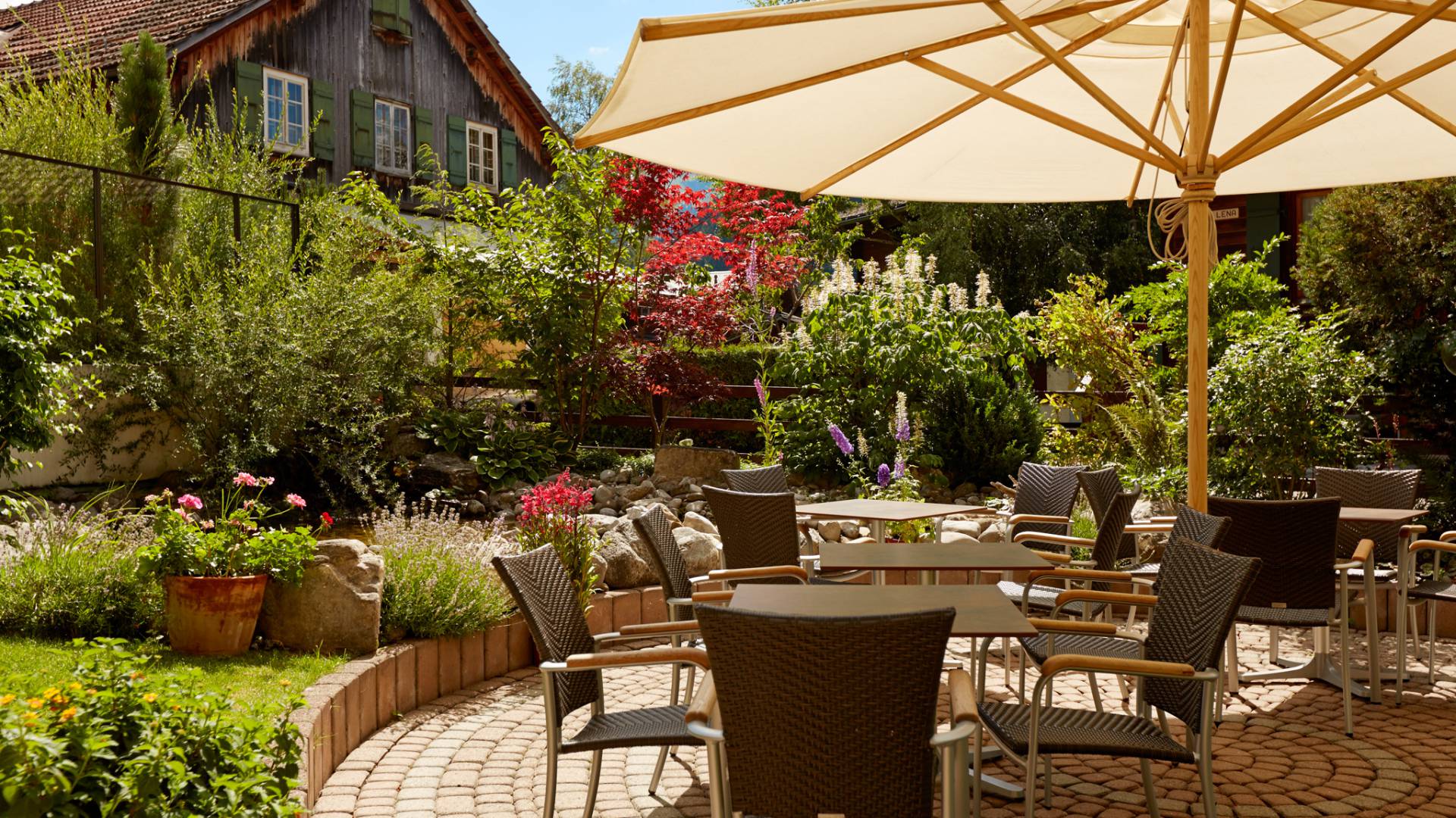 Sonnenterrasse des Hotel Gstaaderhof in der Schweiz