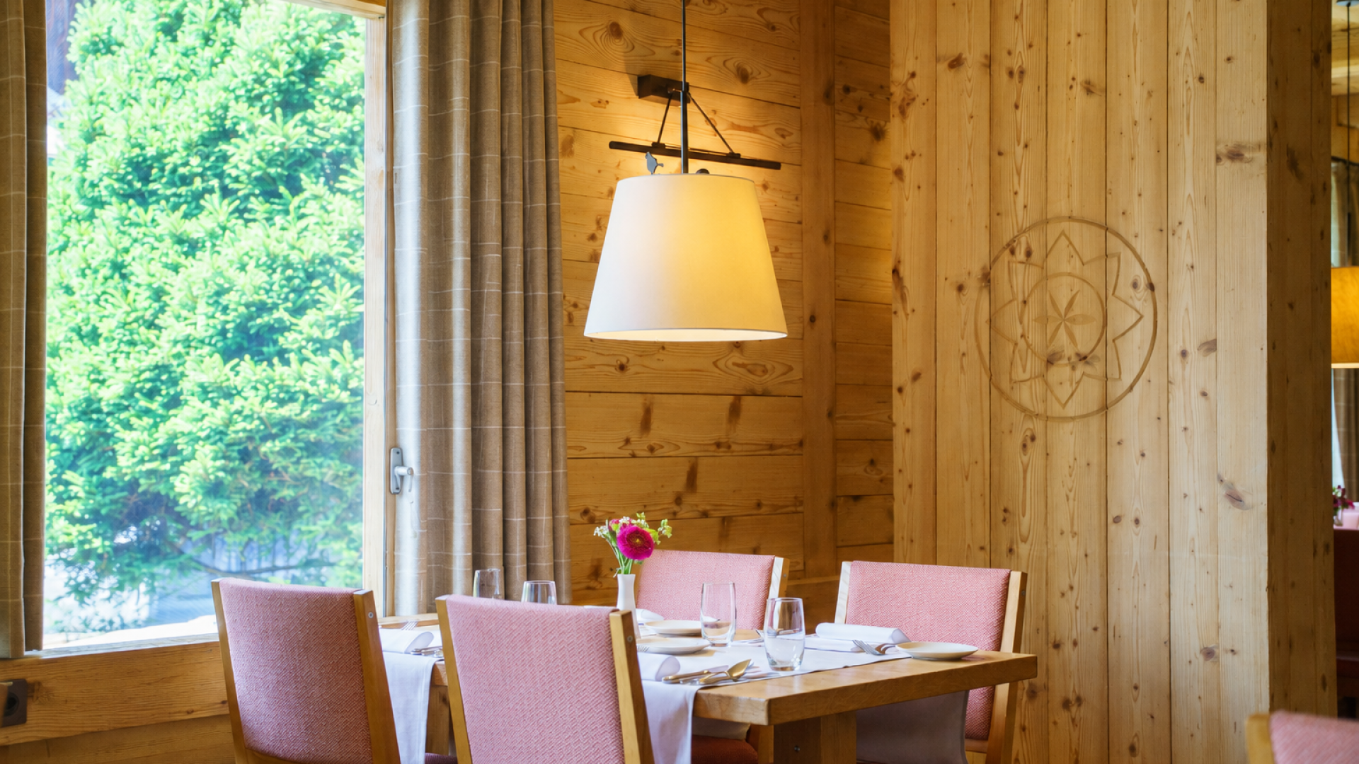 Tisch mit Stühlen im Restaurant Müli im Hotel mit Fenster