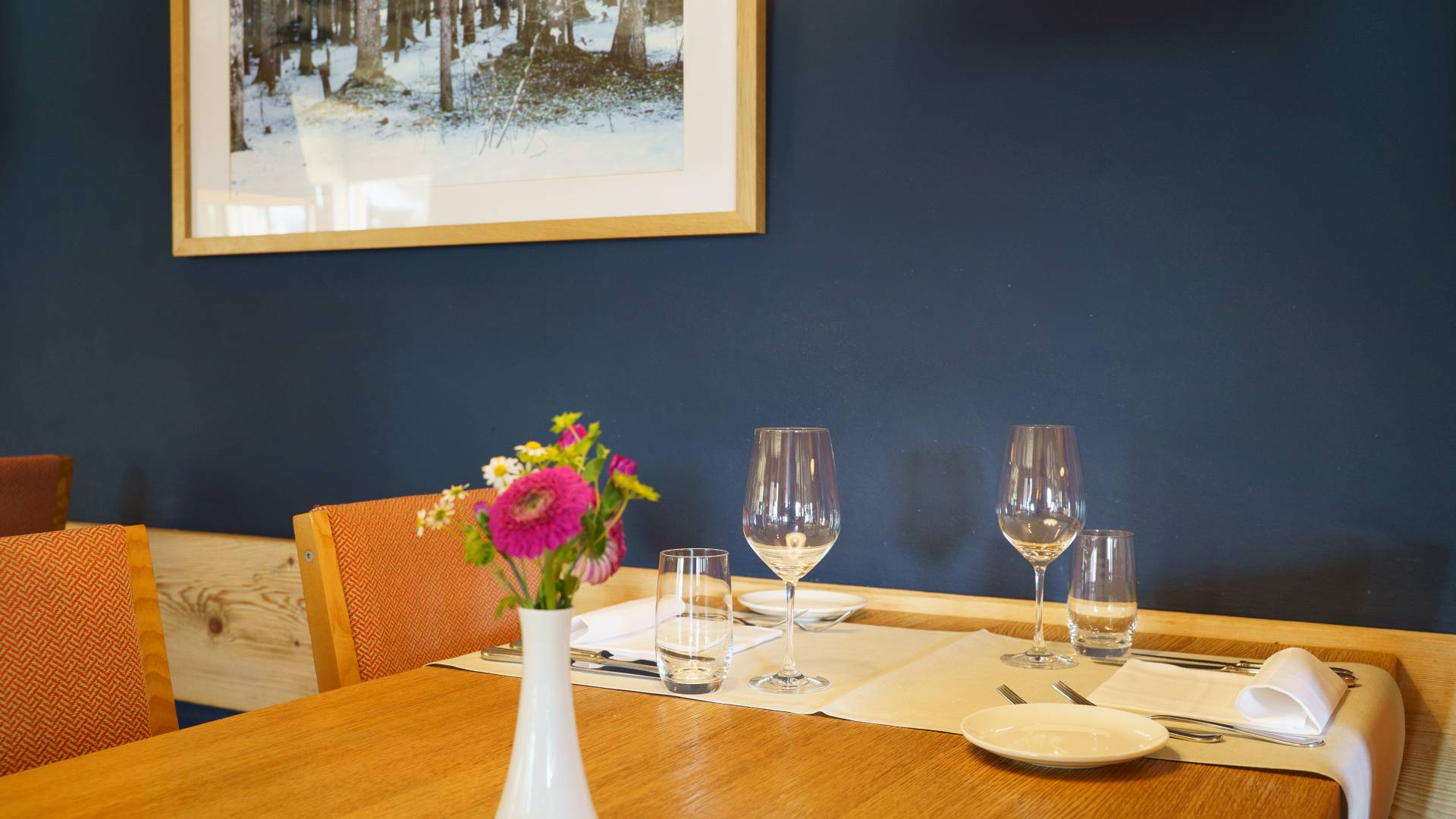 Tisch mit Stühlen im Restaurant Müli im Hotel