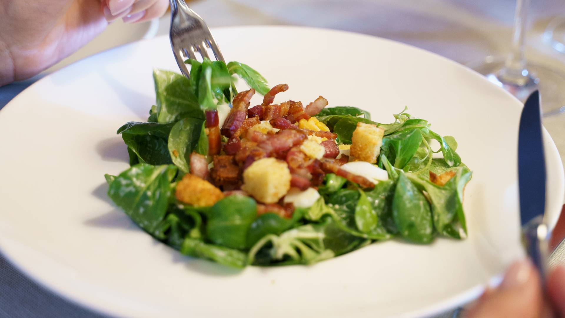Nüsslisalat mit Speck und Croutons