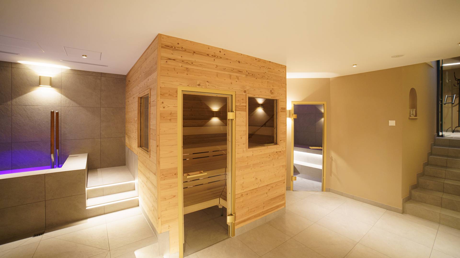 Espace bien-être avec bassin de plongée, sanarium et hammam
