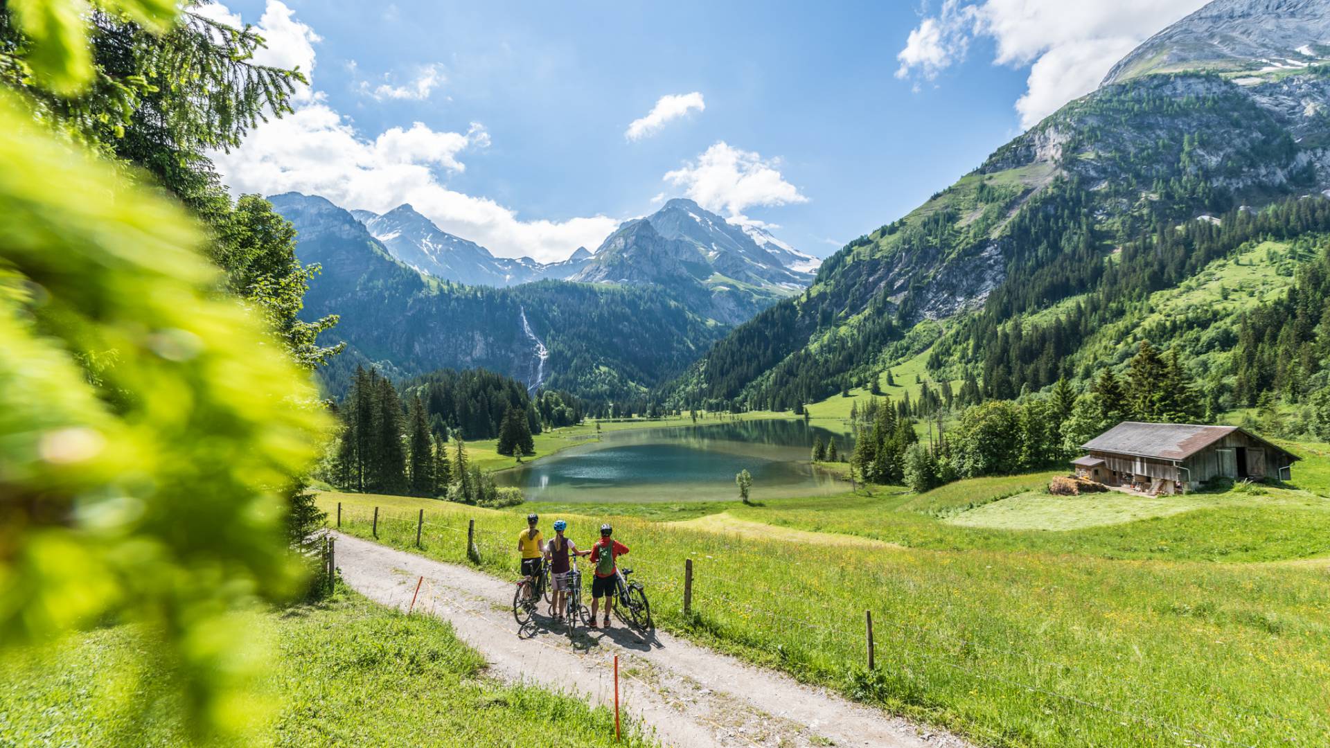 Biker in den schweizer Bergen mit Bergsee