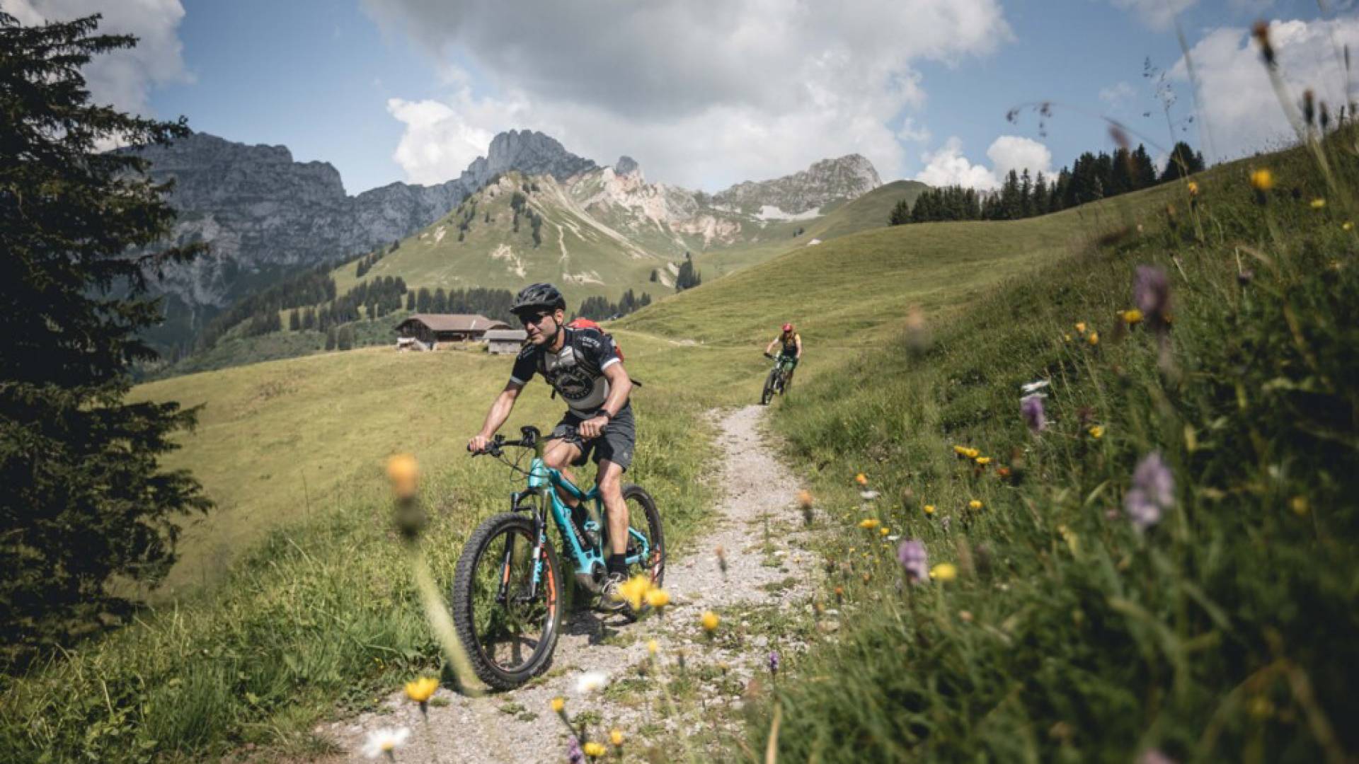 Mountainbiker fahren Weg runter durch die schweizer Berge