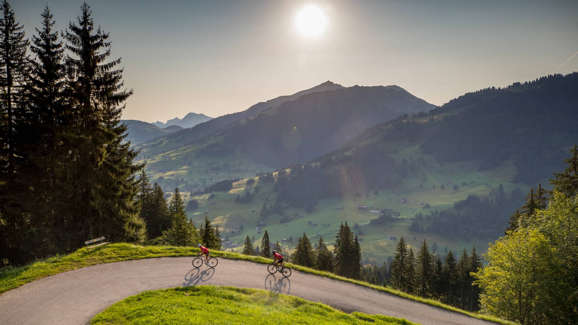 Biker beim Pass fahren in der Schweiz