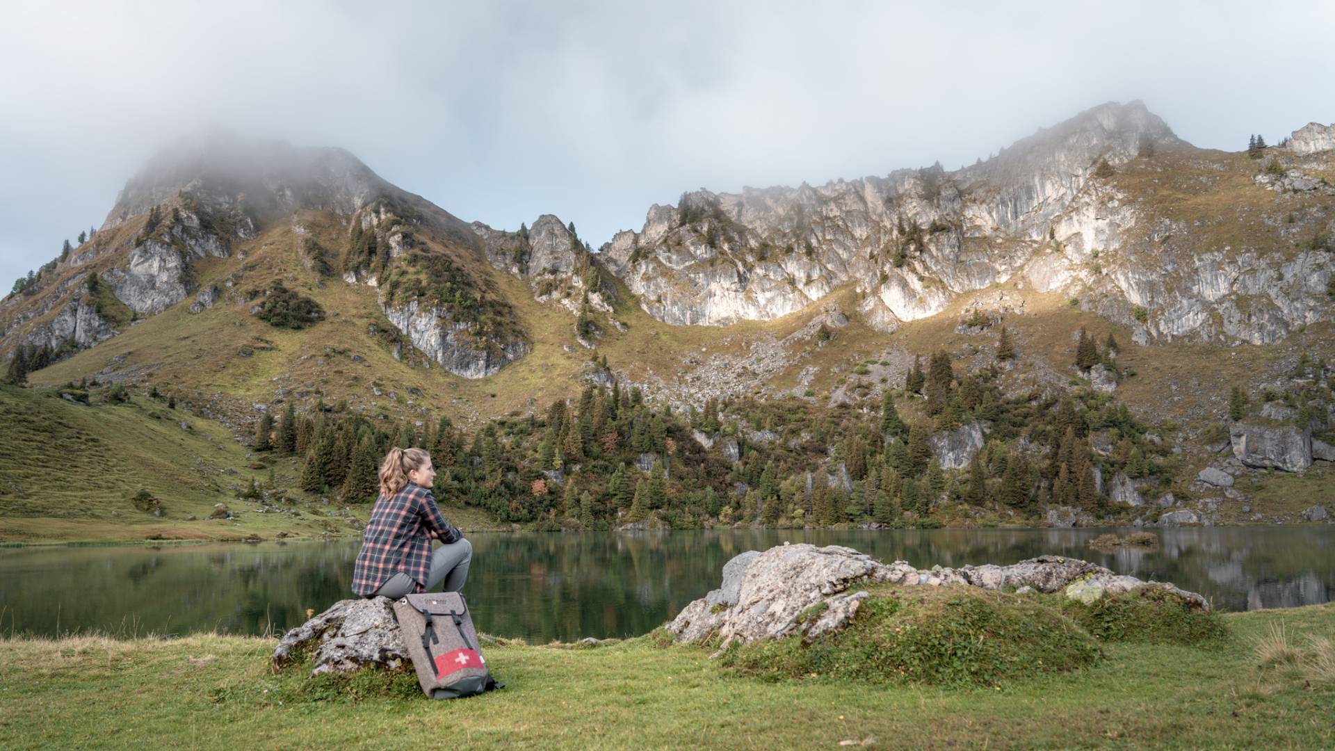 Frau beim Seebergsee in Gstaad in der Schweiz Wanderferien