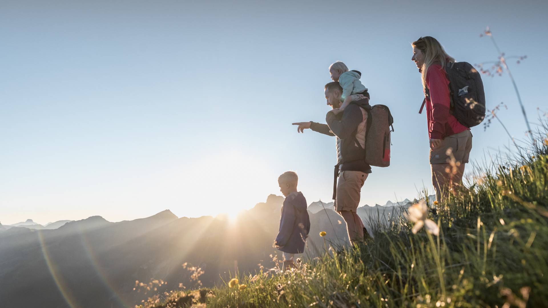Familie beim Wandern in Gstaadt in der Schweiz