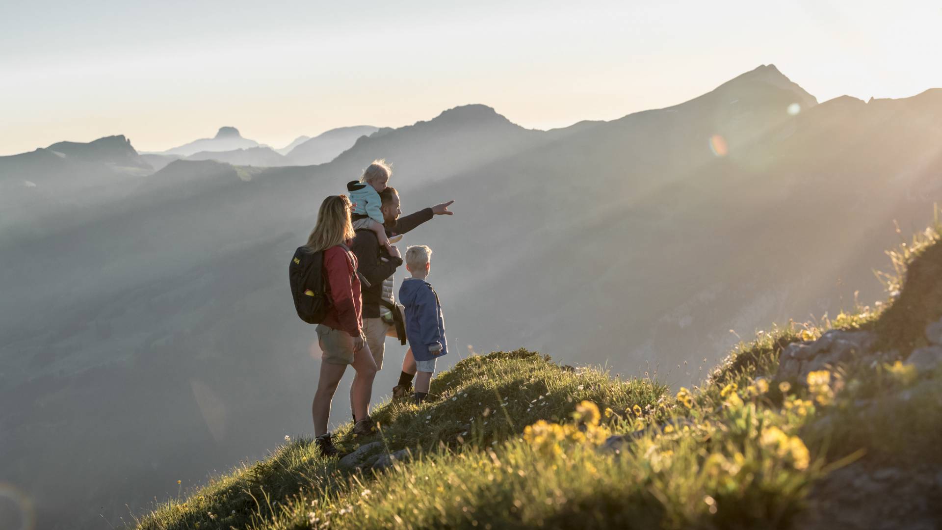 Familie beim Wandern in Gstaad in der Schweiz