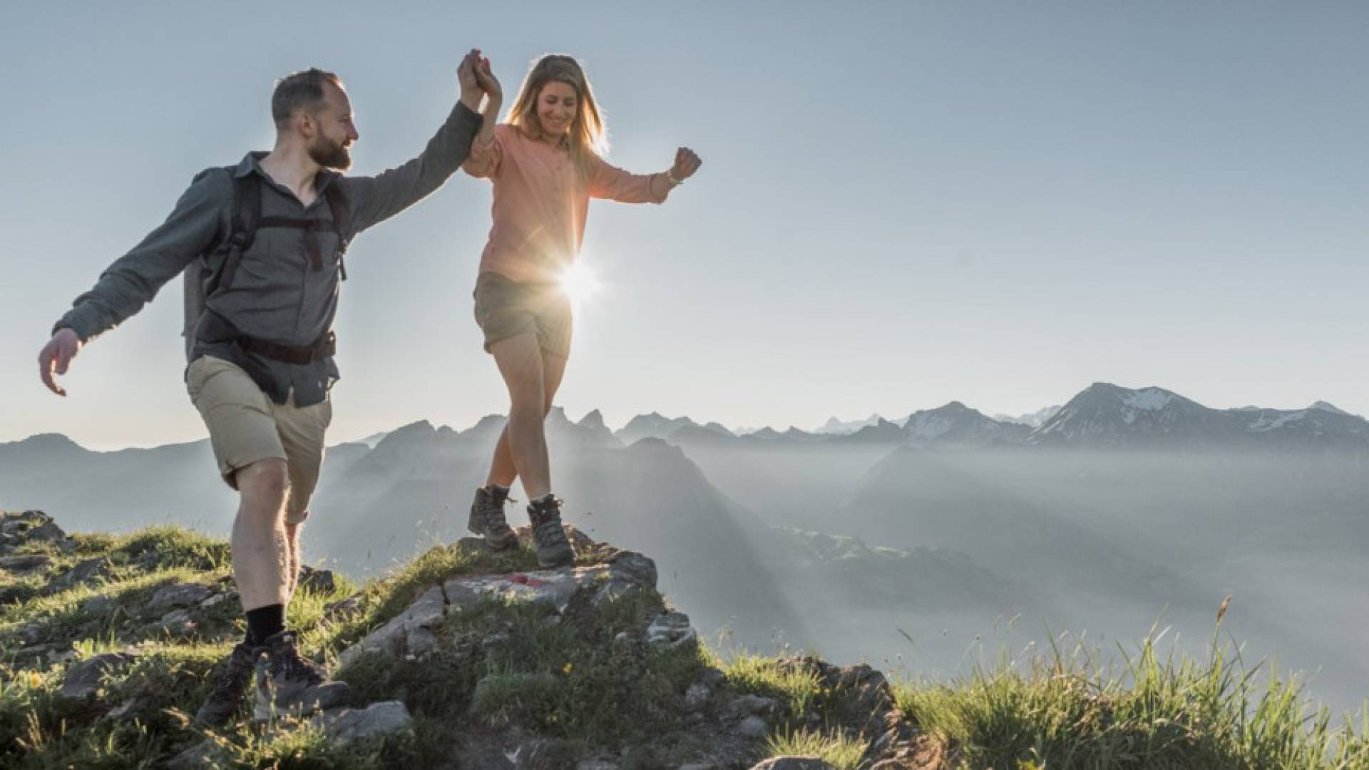 Frau und Mann beim Wandern in Gstaad