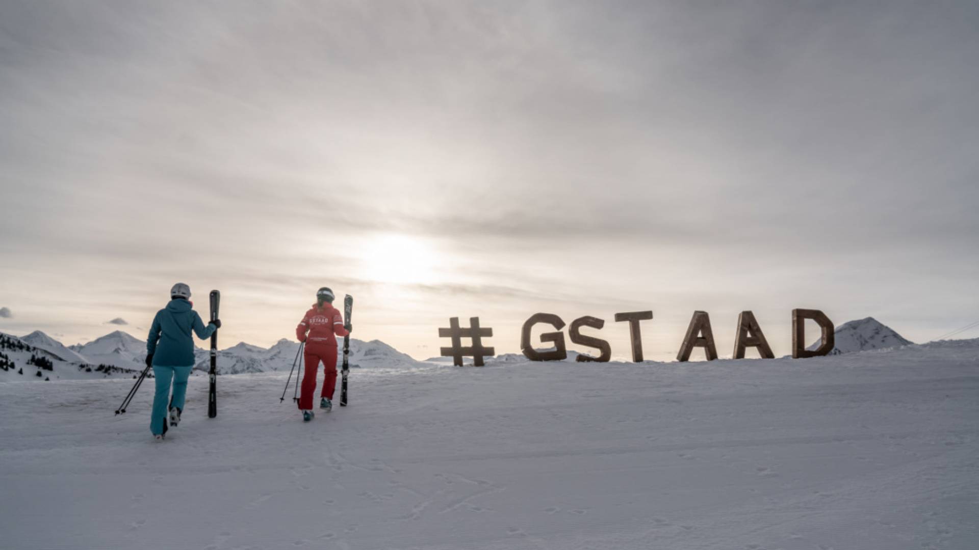 Skifahrer vor Holzbuchstaben in Gstaad
