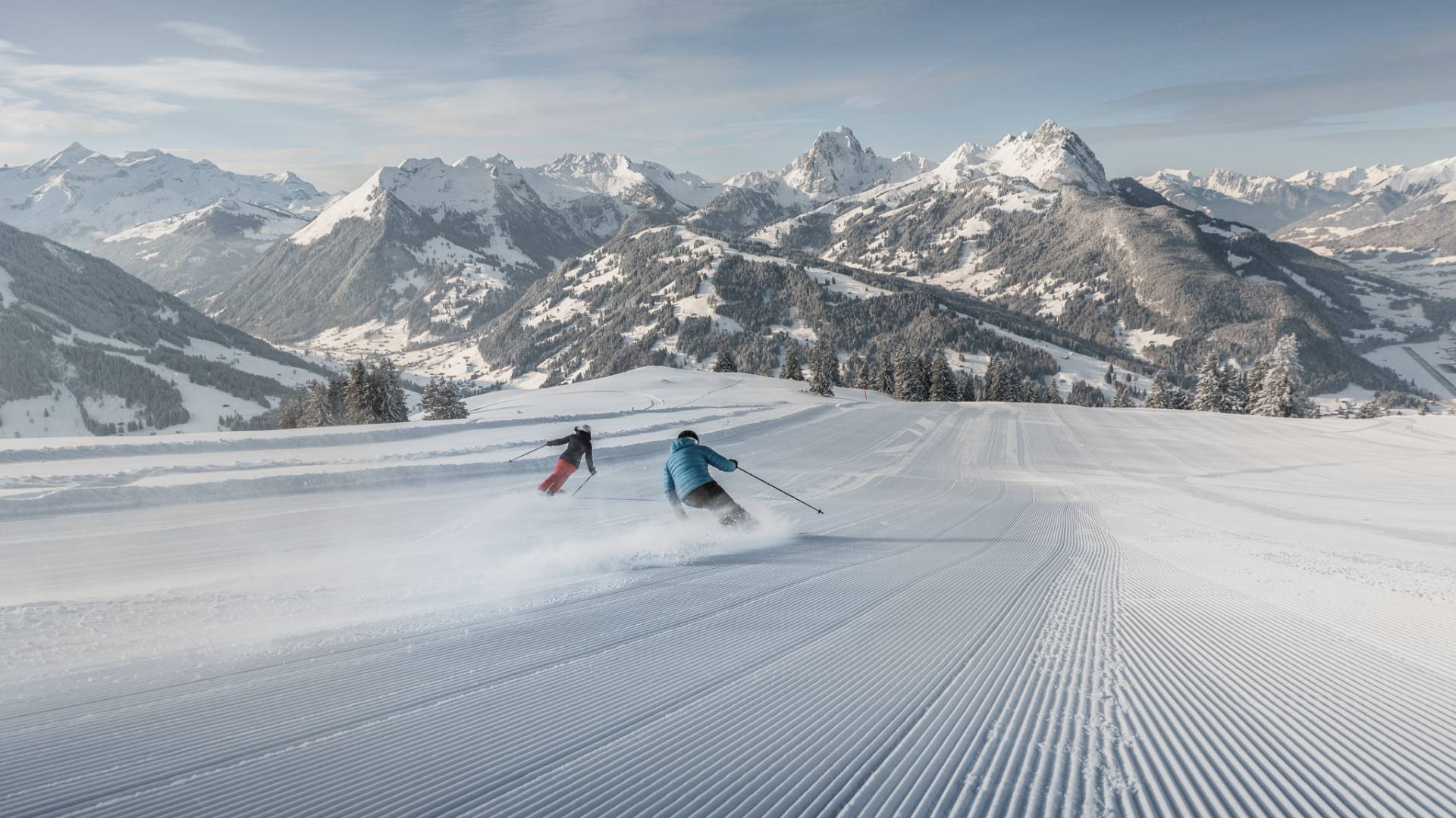 Skifahrer bei Skiabfahrt in Gstaad in der Schweiz