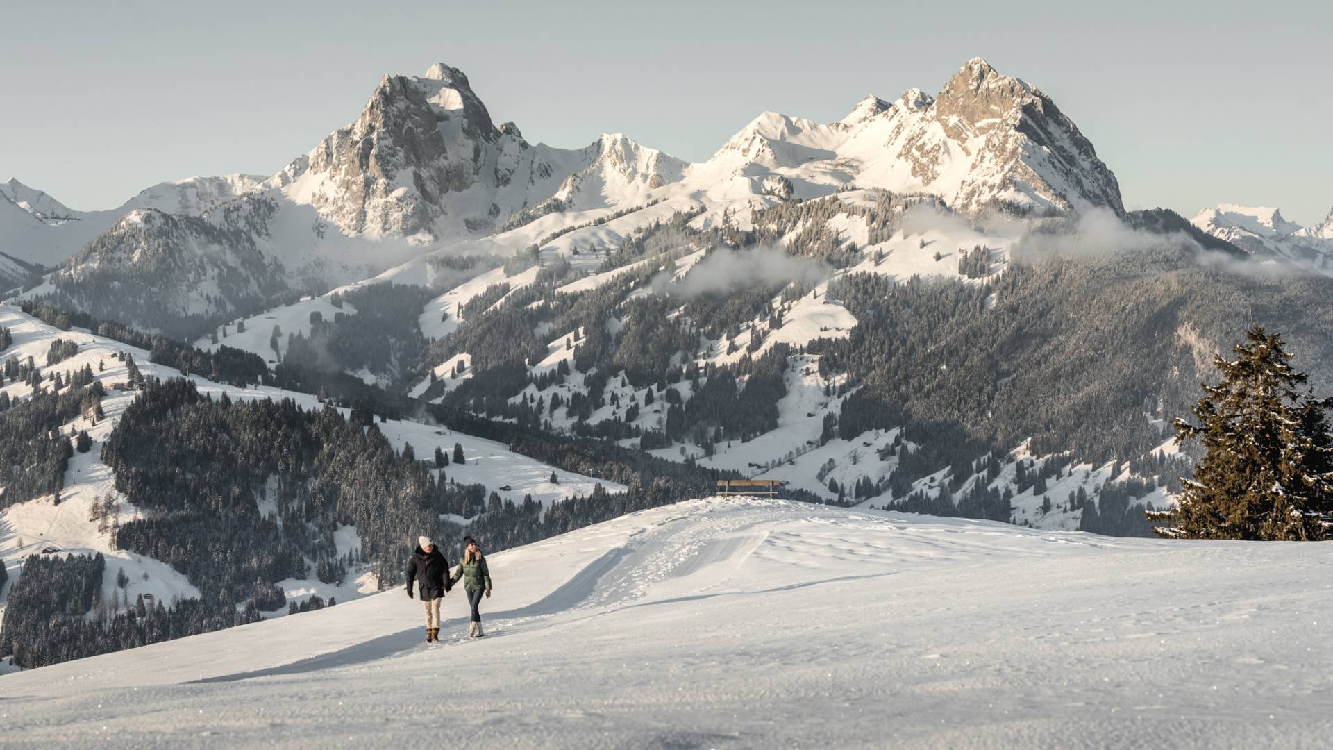 Paar beim Winterwandern in schweizer Bergen in der Schweiz