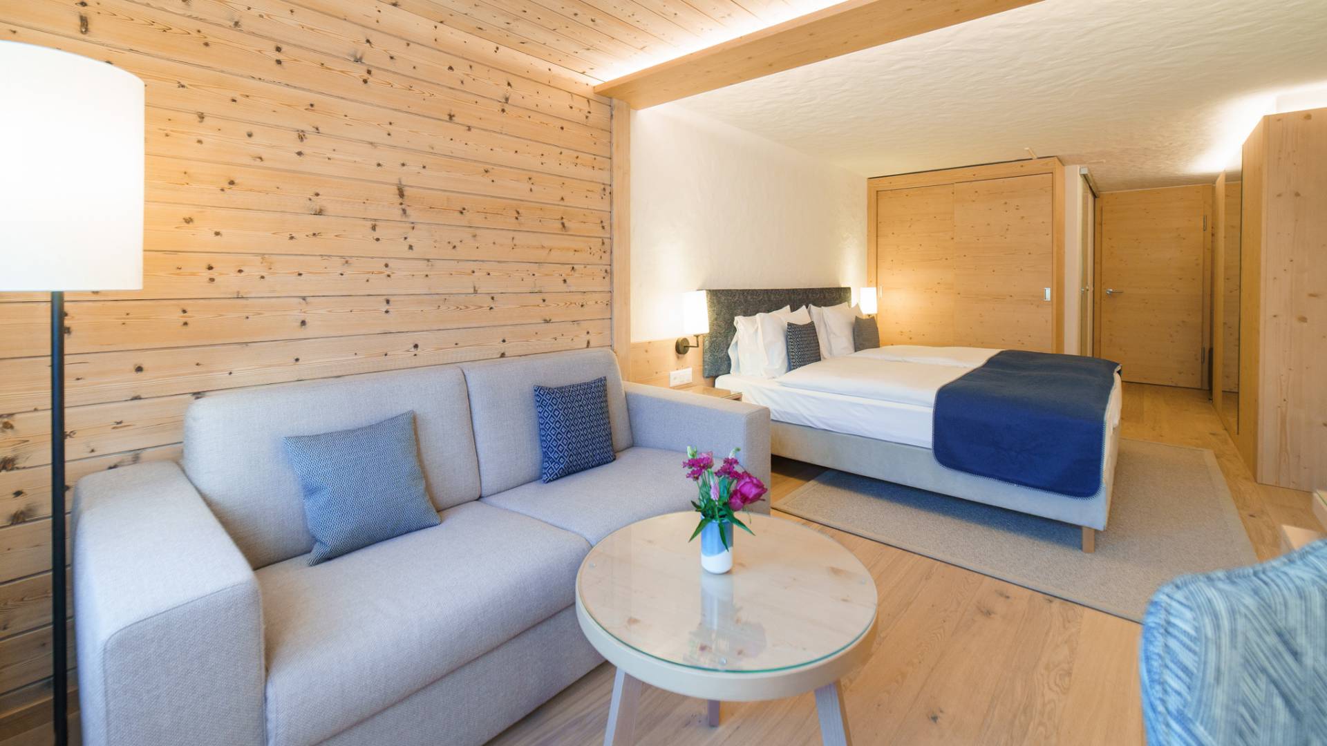 Doppelzimmer mit Couch im Hotel Gstaaderhof