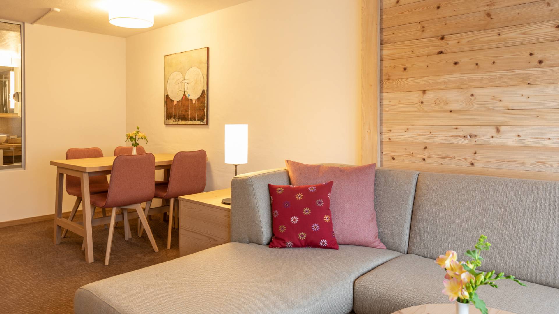 Juniorsuite mit Couch und Tisch im Hotel Gstaaderhof in der Schweiz