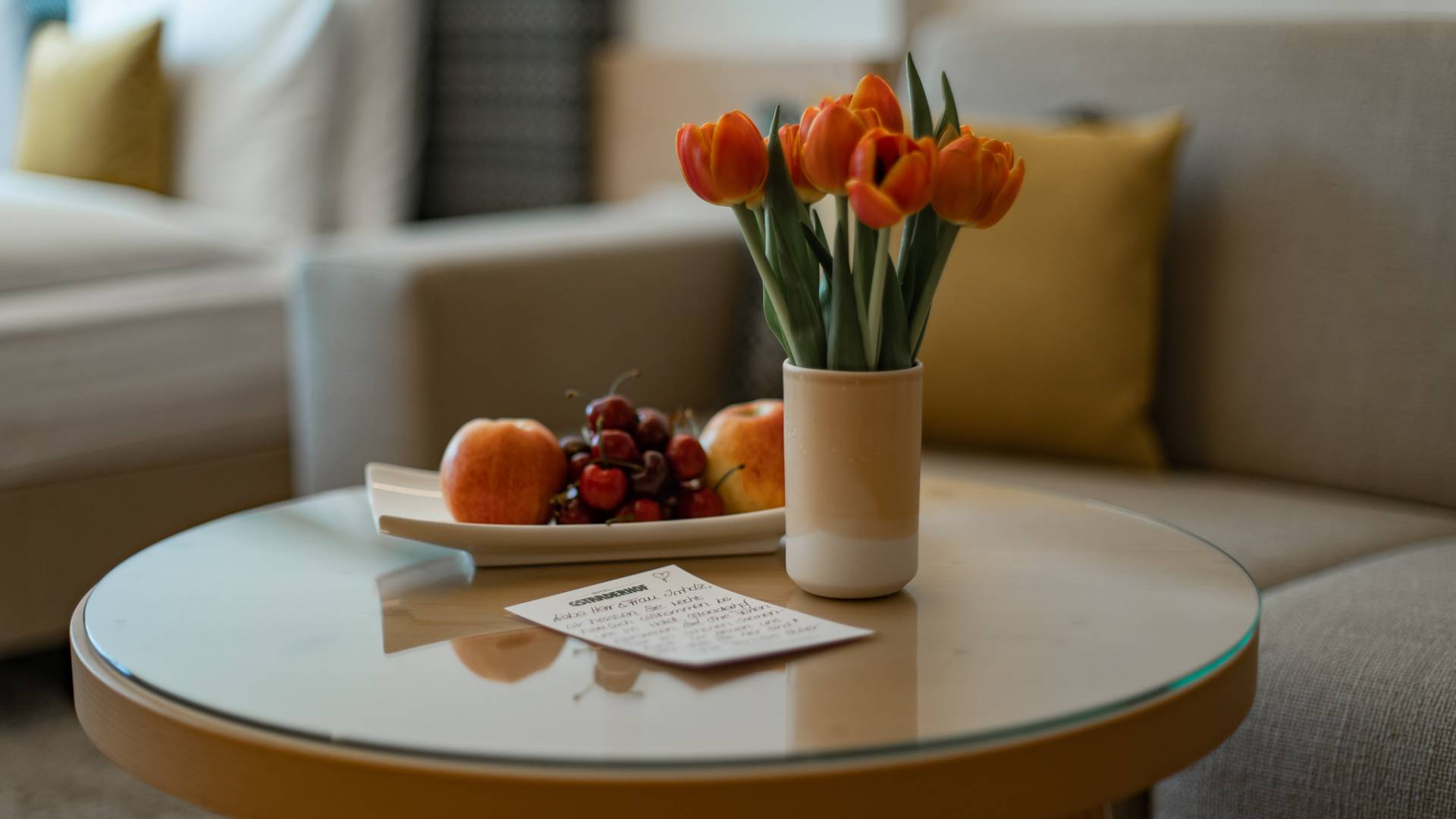 Blumen und frisches Obst im Doppelzimmer des Hotel Gstaaderhof
