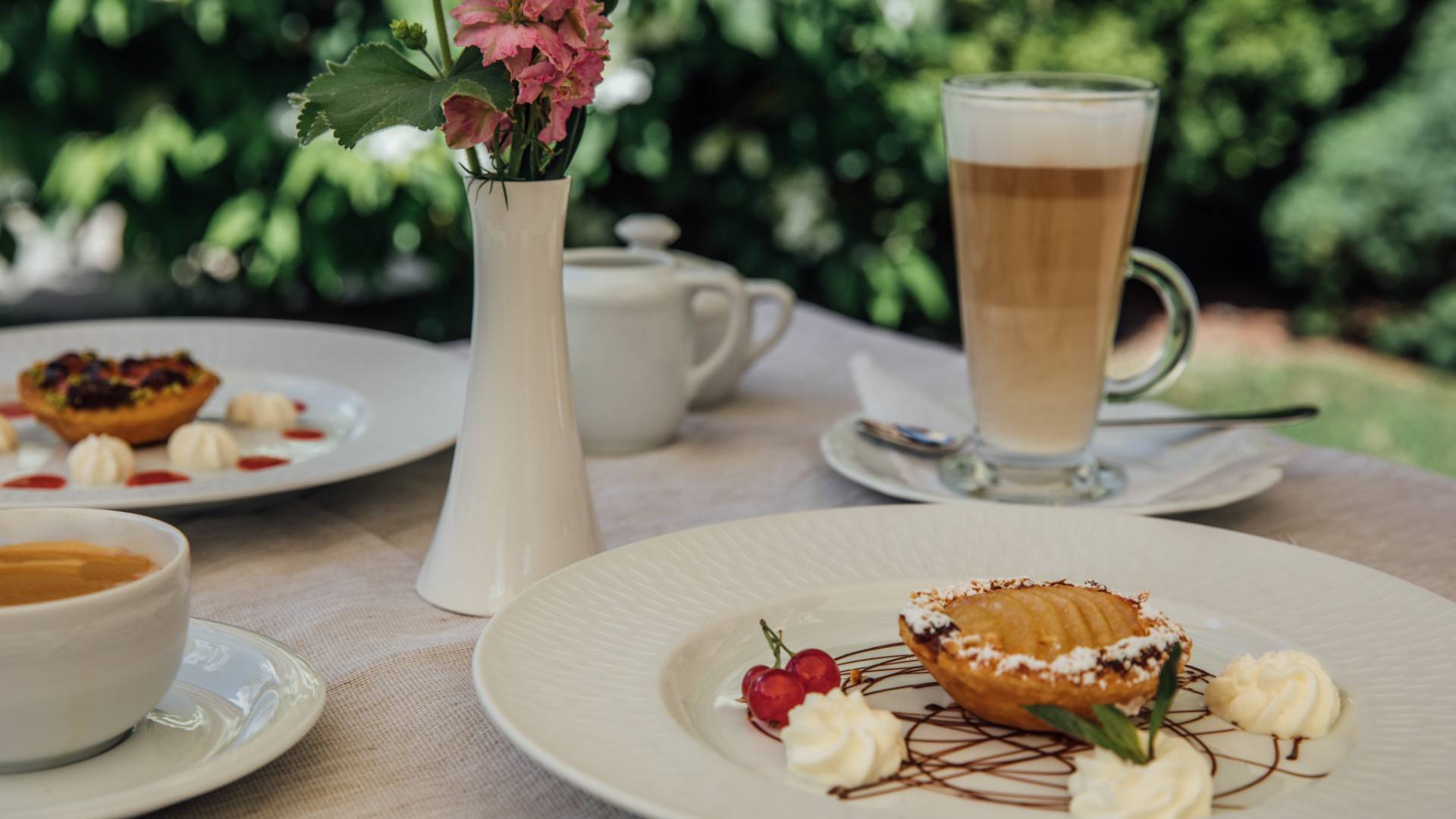 Dessert mit Kaffee im Hotel Gstaaderhof