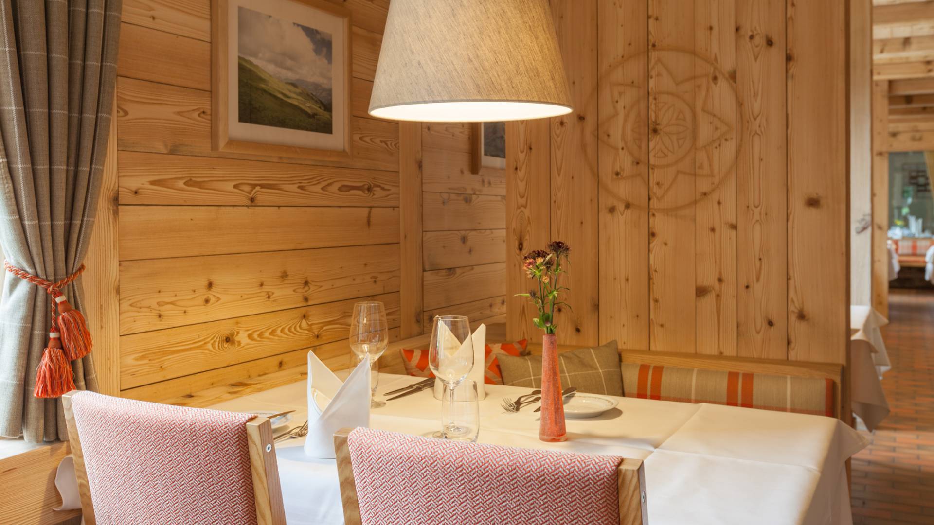 Tisch mit Eckbank im Restaurant Müli im Hotel Gstaaderhof in Gstaad