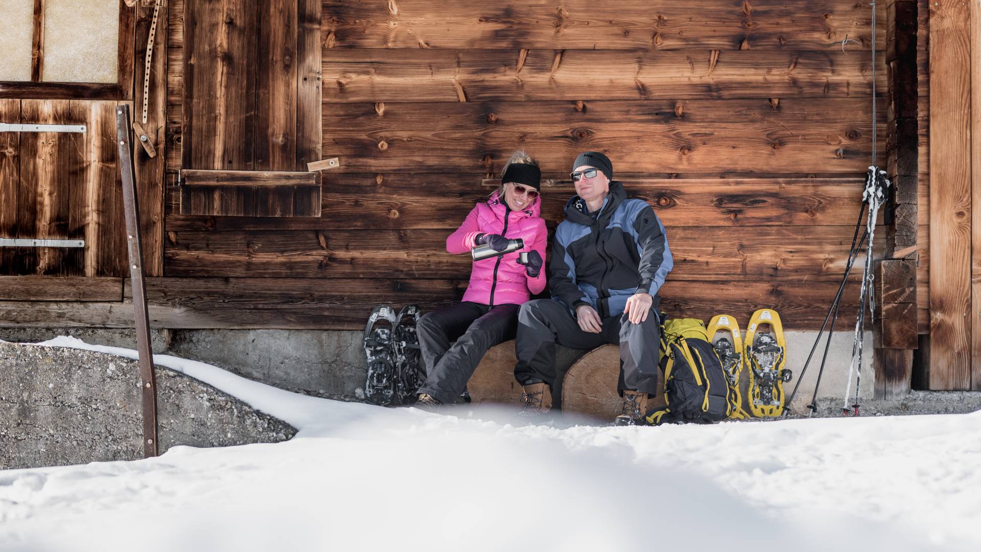 Pause beim Schneeschuhwandern in Gstaad